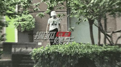 #邓家佳现身医美中心#近日，邓家佳一个人从医美中心出来。她装扮低调，T恤搭配宽松
