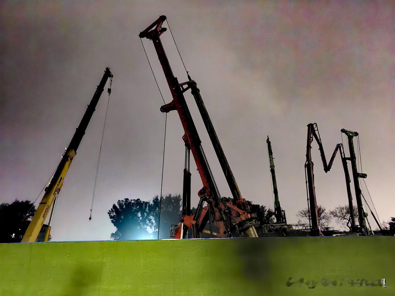 晚上从白酒博物馆项目建设现场门口经过的时候，发现施工车辆进进出出，各种工程设备依