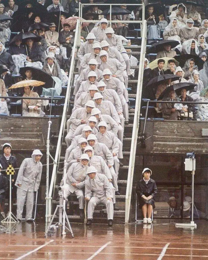 1964年，东京奥运会，由于没有高速摄影机技术，跑步比赛需要22名观察...