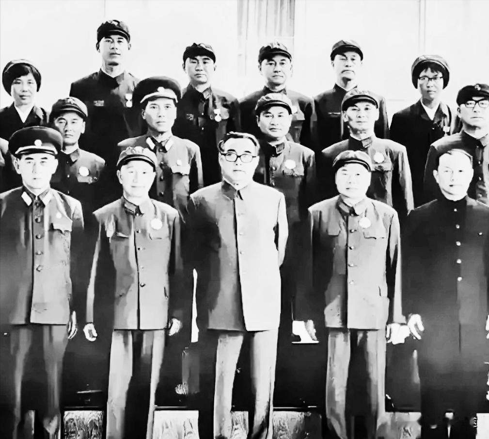 1958年，粟裕大将率团访问朝鲜时与金日成的合影，右二是开国上将杨得志，当时担任