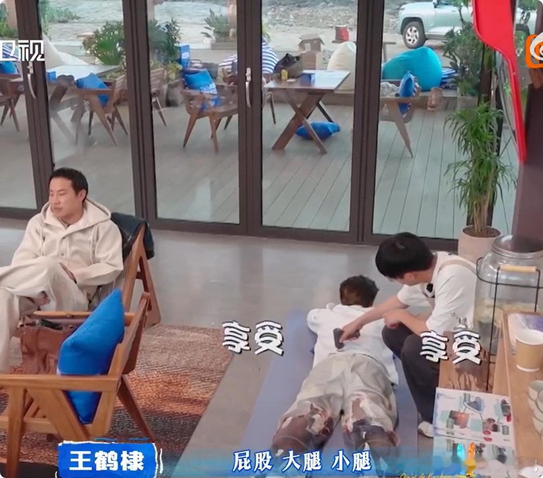 吴泽林给王鹤棣全身按摩亲爱的客栈履约名场面！吴泽林专属 SPA，王鹤棣哭笑不得 