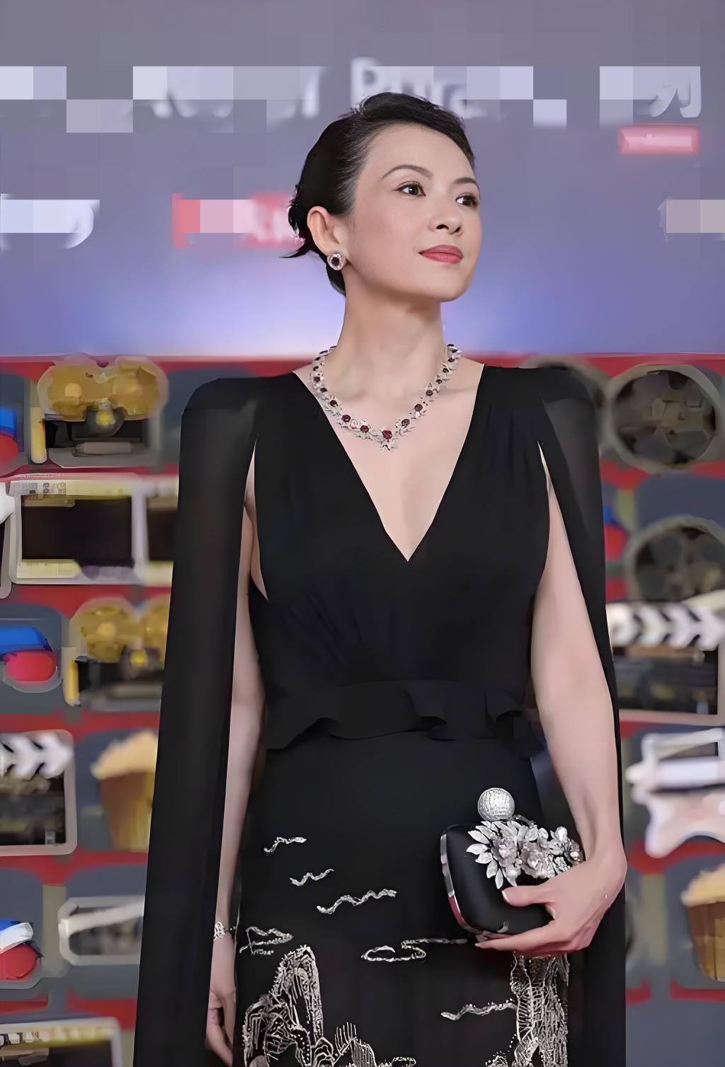 她曾是国际影坛的‘东方明珠’，如今却在华表奖红毯上重重摔倒！章子怡这一跤，摔碎的