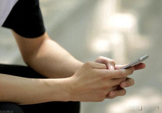 杭州临安，小任觉得当天工作快完成，便和女友聊天还刷短视频，被主管发现，主管认为他