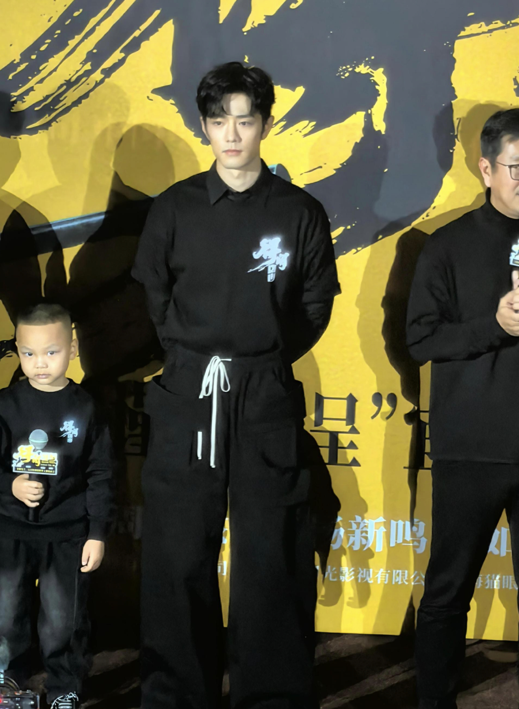 肖战出席得闲谨制宜昌发布会，这个发型也太有型了吧，连上眉毛，好似在额头画了圈，预