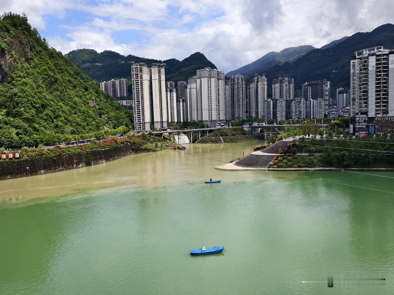这里是重庆彭水苗族土家族自治县的县城，是一座美丽的少数民族县城。

乌江与郁江在