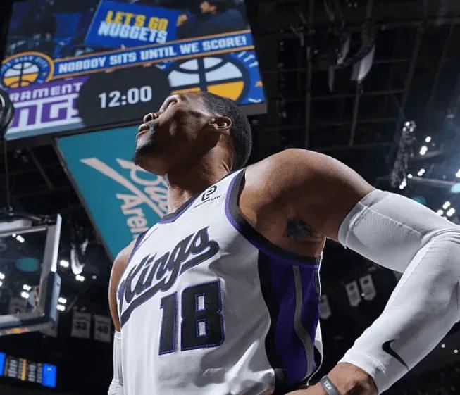 11月23日讯 NBA常规赛，国王128-123战胜掘金。国王获胜后终结球队8连