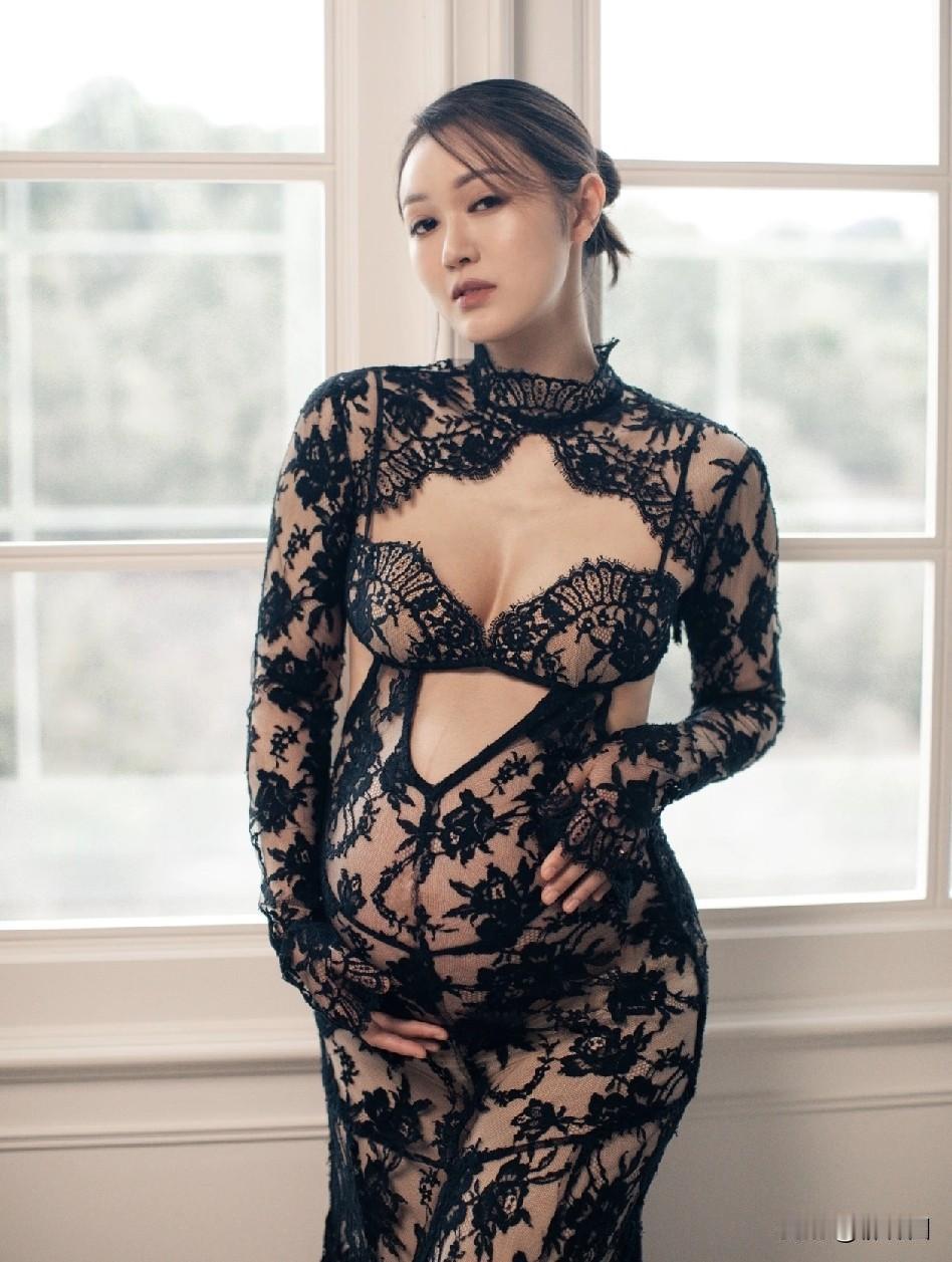 TVB艺人袁伟豪老婆张宝儿拍的二胎孕期写真太惊艳了，照片里孕妇肚尖尖，四肢纤细，