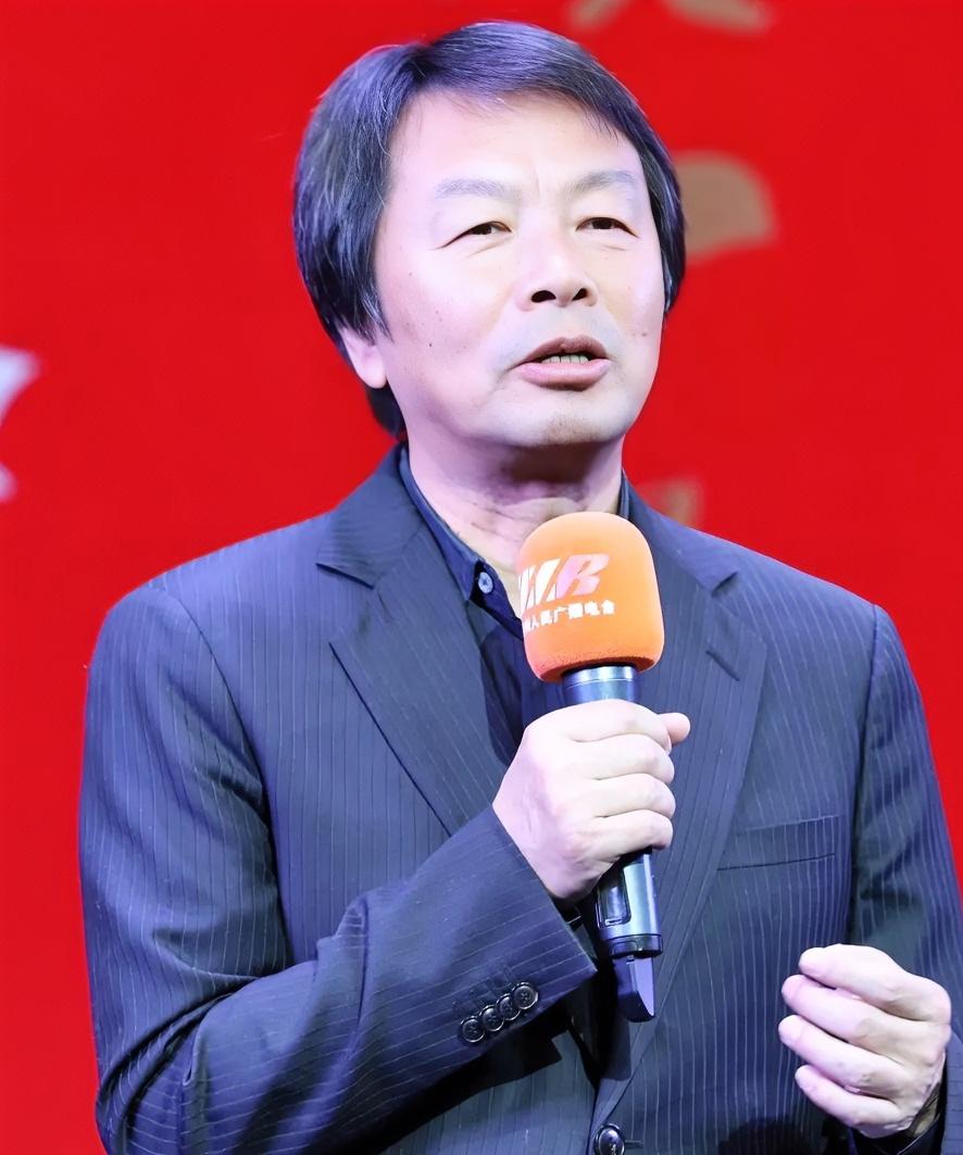 北大才子刘震云语出惊人，他说：“耕种土地的是穷人，买卖土地的是富人。吃家禽的是穷