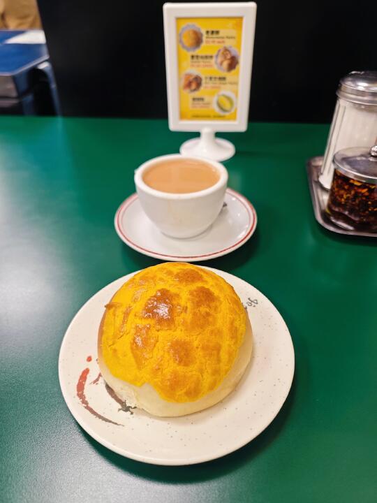 我可能，再也吃不起丽都的菠萝包和热奶茶