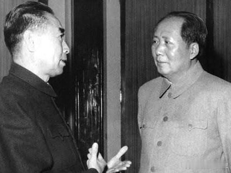 1965年，毛泽东当面向周恩来指出：南昌起义后南下广东、依赖外援的“城市路线”是
