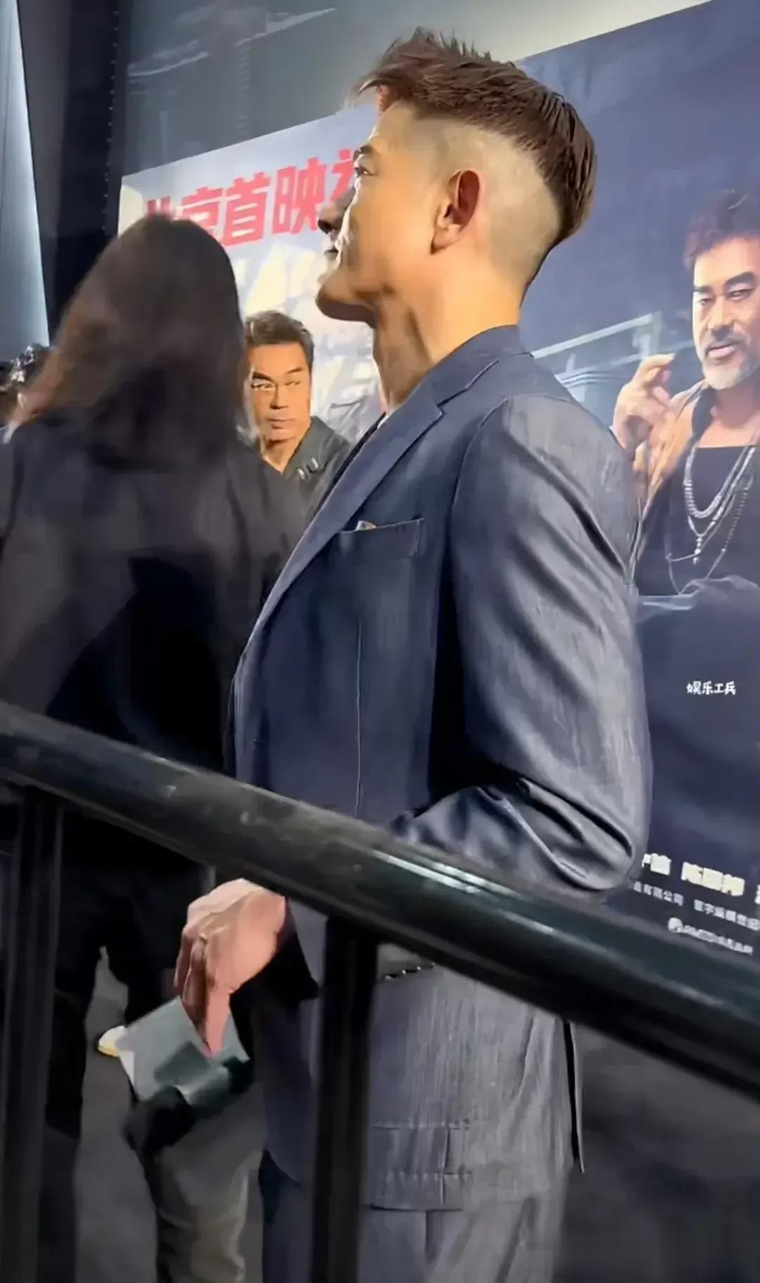 郭富城发型好年轻，一点都不像中老年人，四大天王也只有郭富城保养得最年轻了。

郭