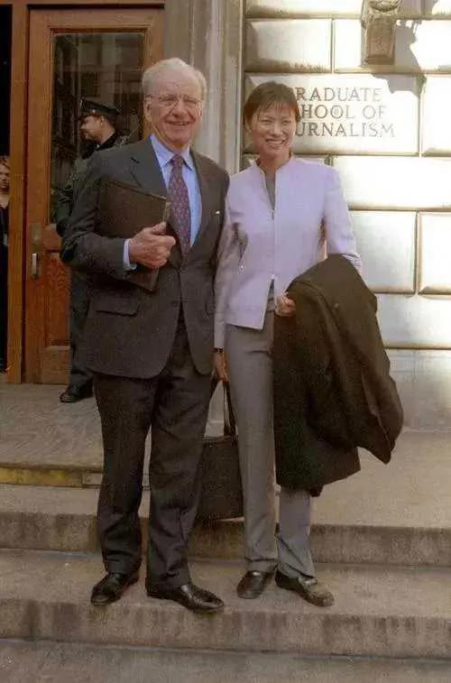 邓文迪当年真是土到掉渣！默多克那么有钱，是怎么看上她的呢。
也许在老外眼里，纯朴