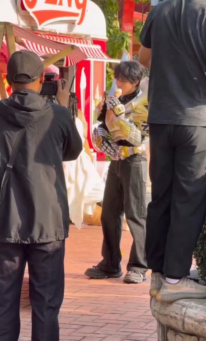 穆祉丞被吓一跳好可爱小孩真是喜欢吃的年纪，就让他好好吃吧，别吓唬他 穆祉丞小嘴叭