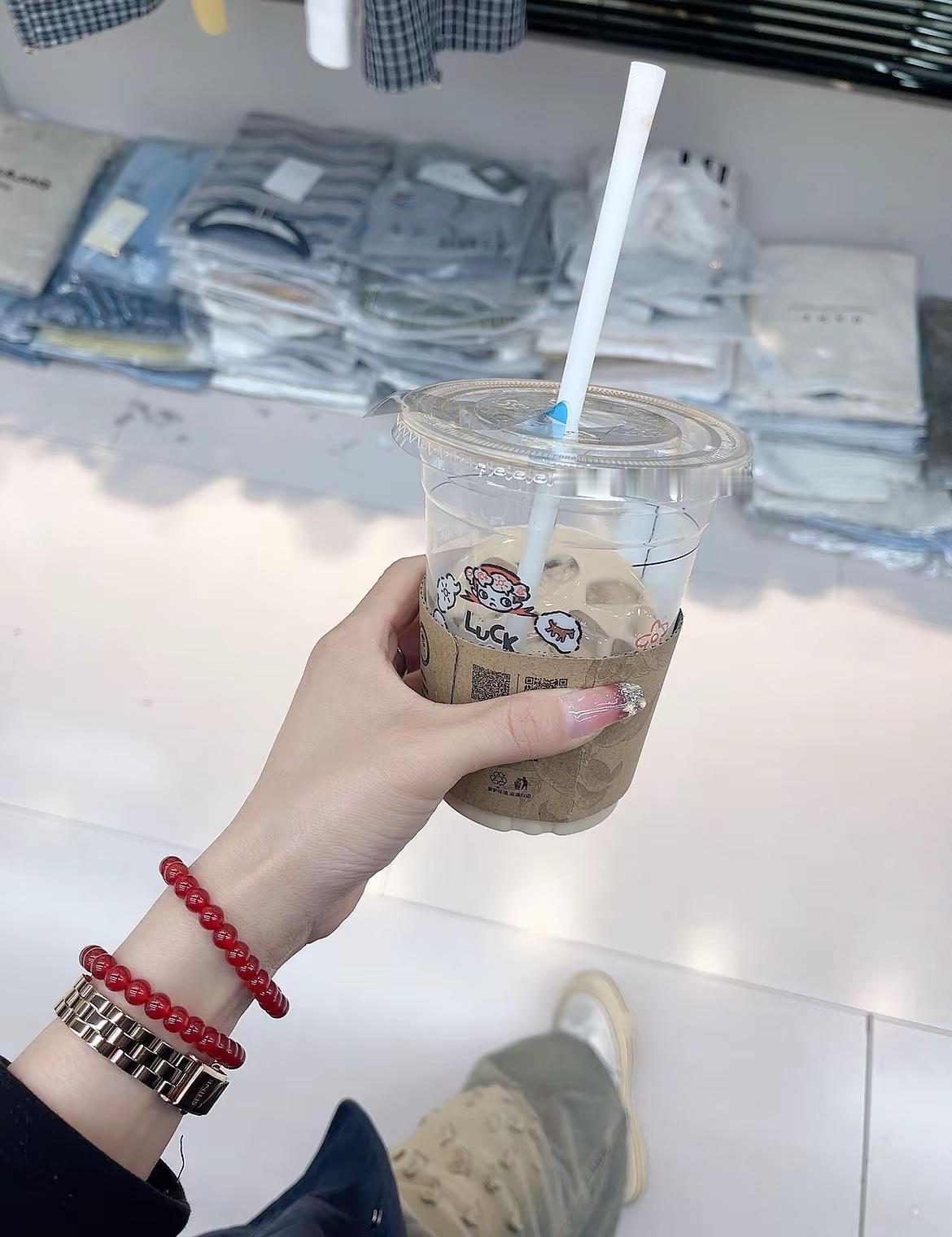 人是靠热爱和感受活着，感觉至上是个随性的词，没有条条框框束缚，着迷于一个时刻即是