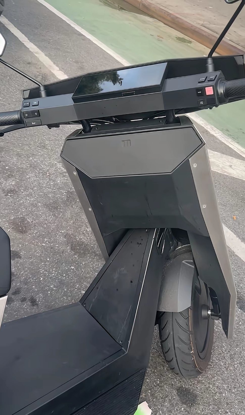 这是啥牌子的电动车？不会是特斯拉出的吧 ​​​