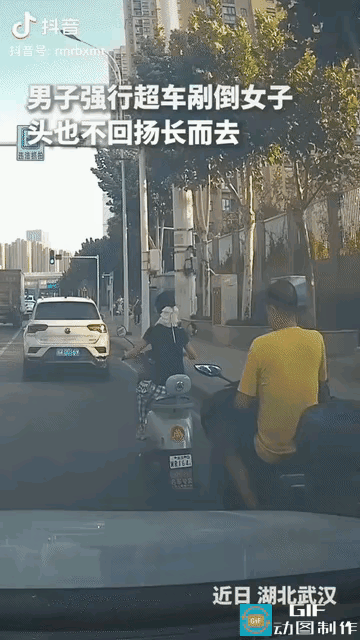“这男的火了！”武汉，女子骑着电动车正常行驶，没占道、没抢行，哪料，身后一名男子