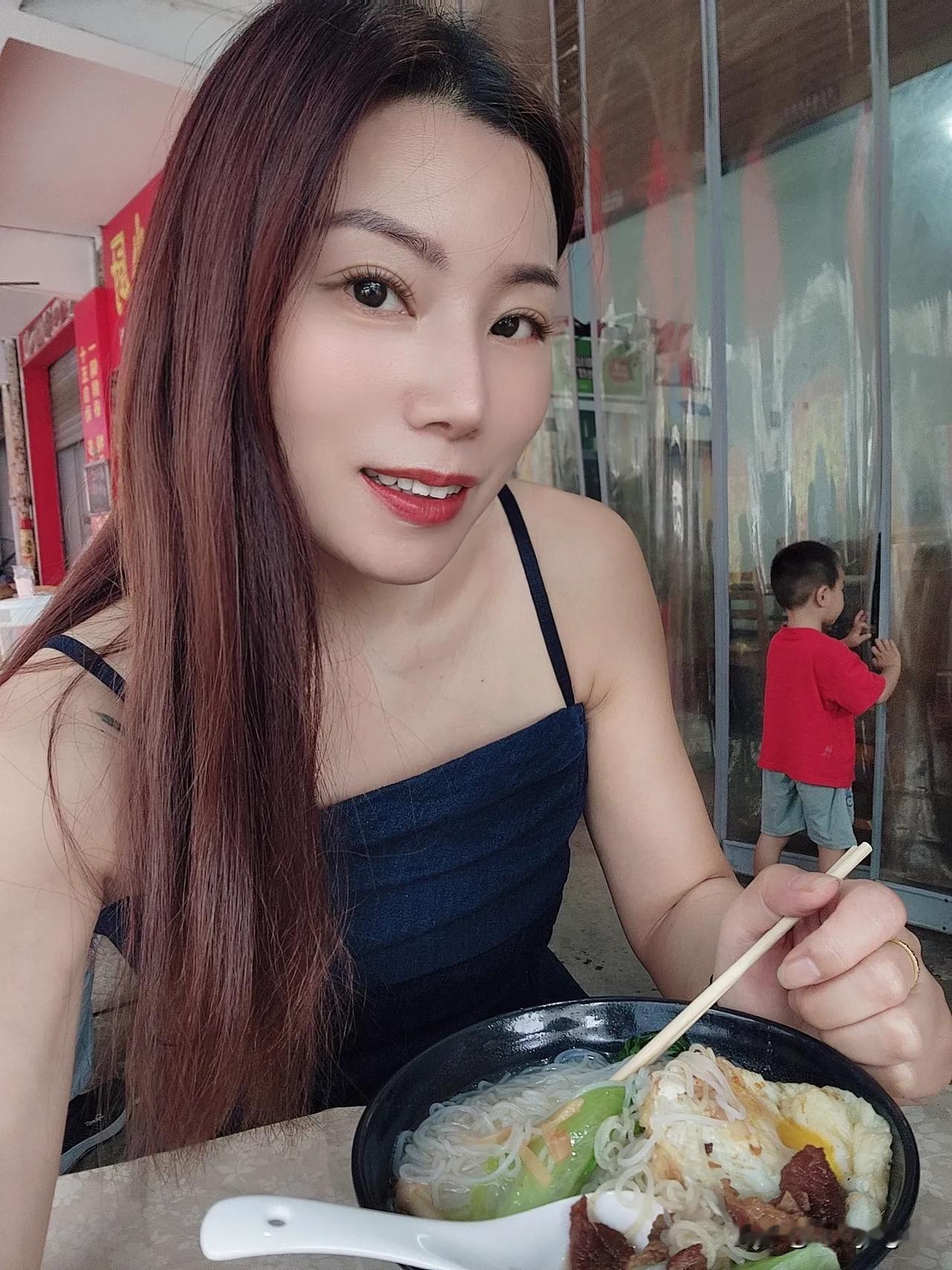来当地旅游，美食当然不可辜负呀，一碗汤粉的快乐 ！一碗汤粉的治愈 记录日常生活点