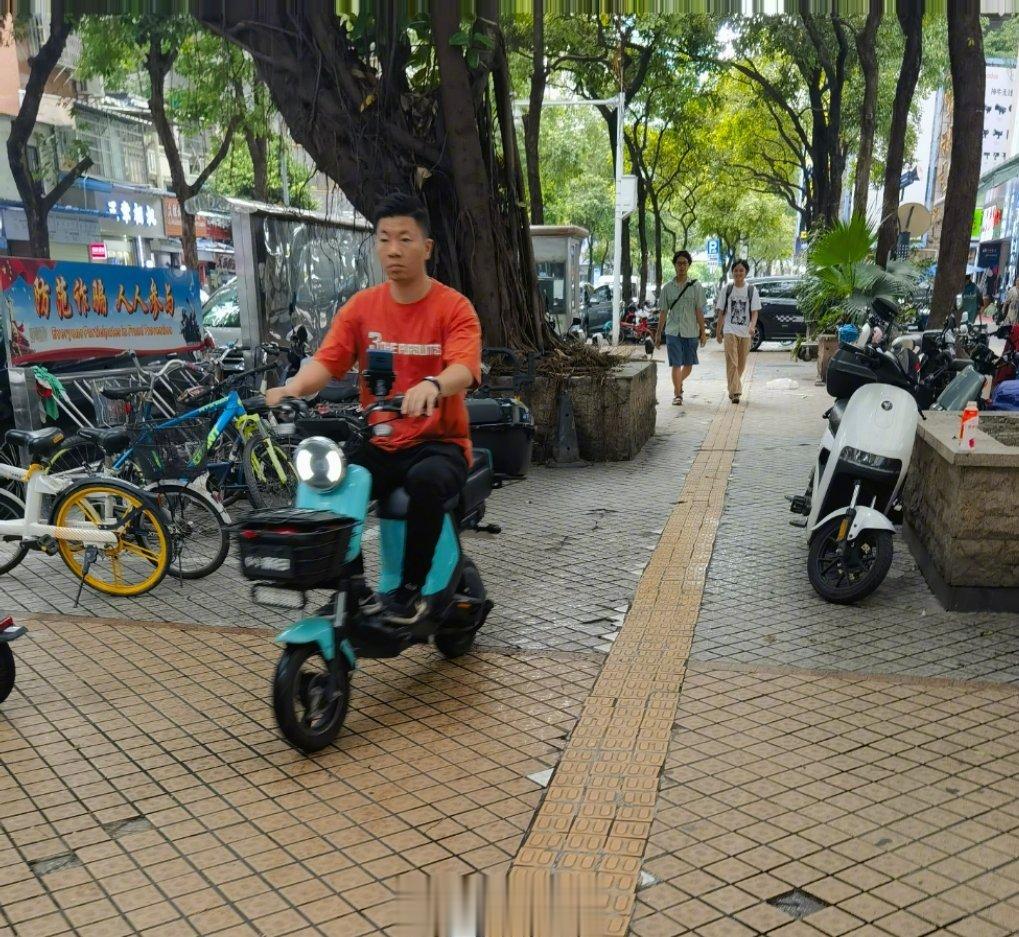 #广州对电动自行车限行路段征求意见# 广州街头电动单车在短短几年之间数量发展令人