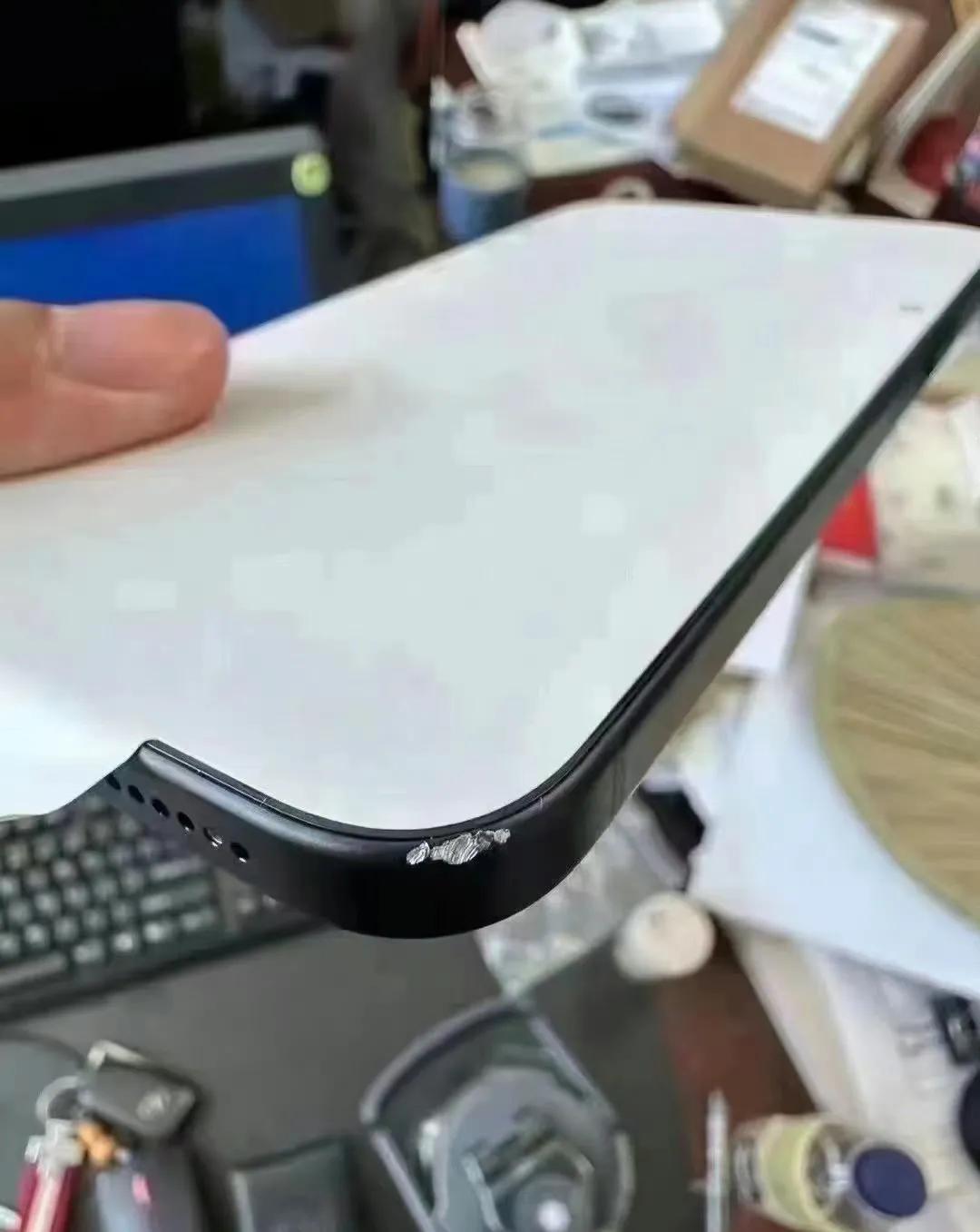 原来iPhone15 Pro这个钛合金边框里面长这样子，是白色的。iPhone1