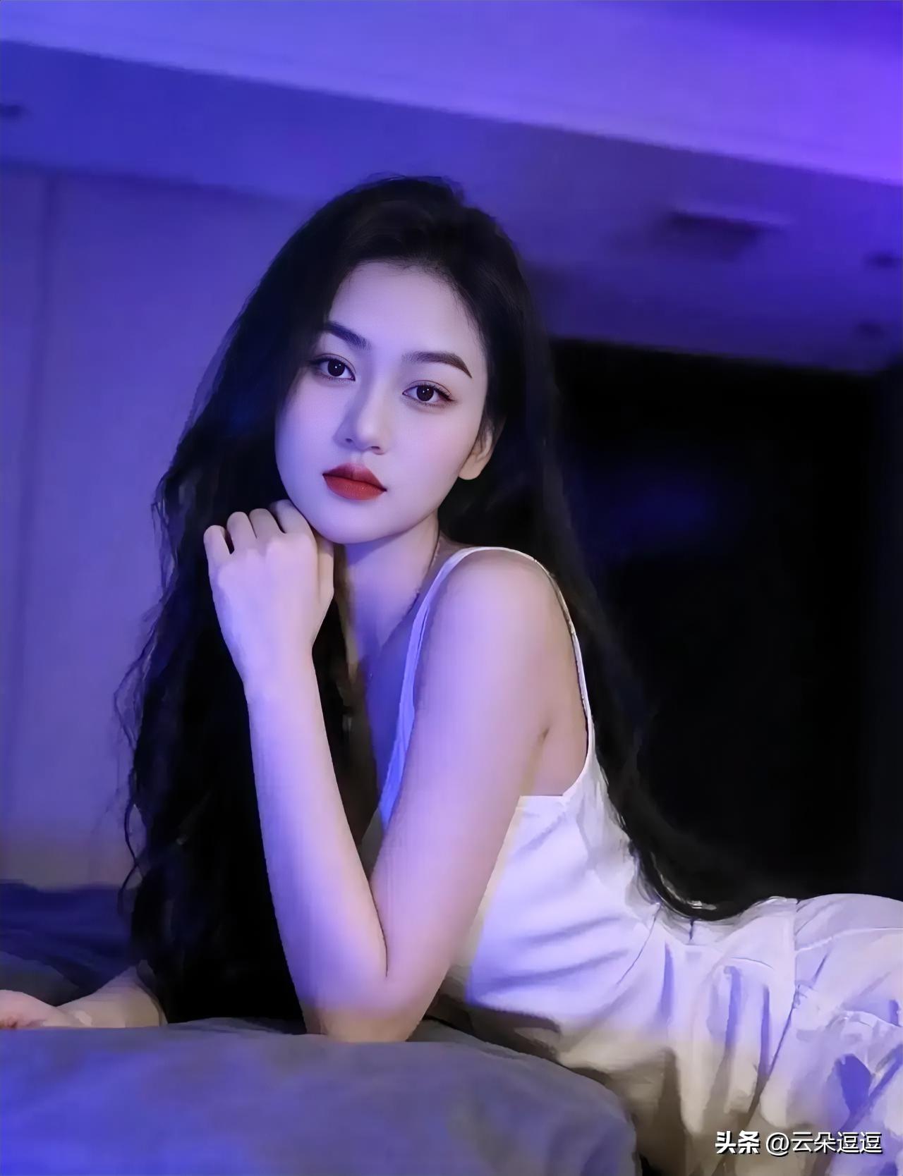 紫色灯光下的优雅少女，沉思的姿态，让人心动。