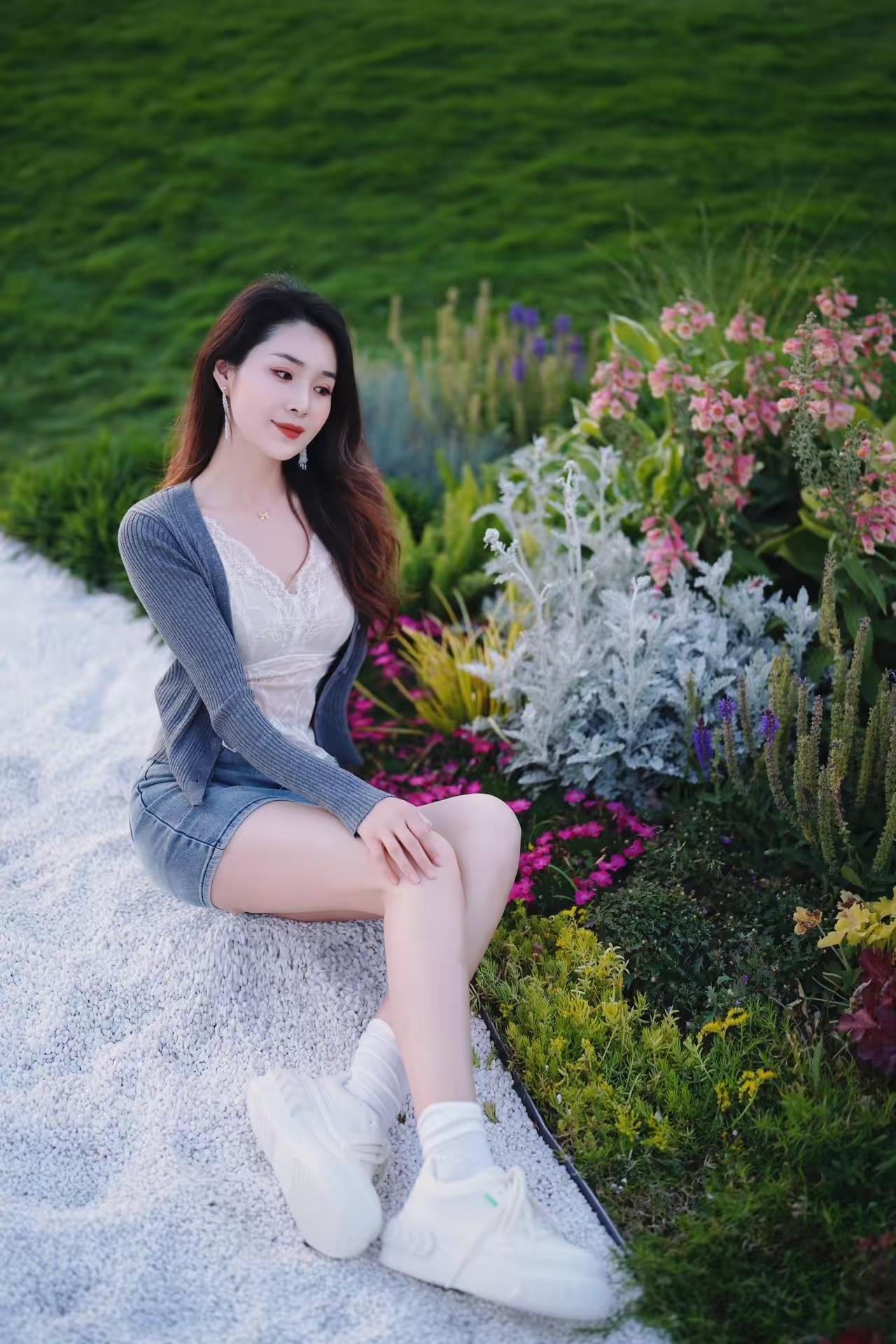 少女在花丛中，温柔微笑，岁月静好。