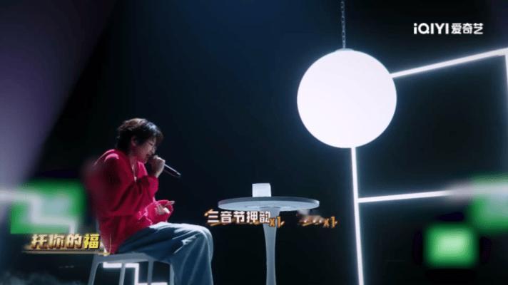 早安巅峰舞台梁源全肯定说唱巅峰对决2026 舞台布置搭配闪耀灯球打造十足氛围感，