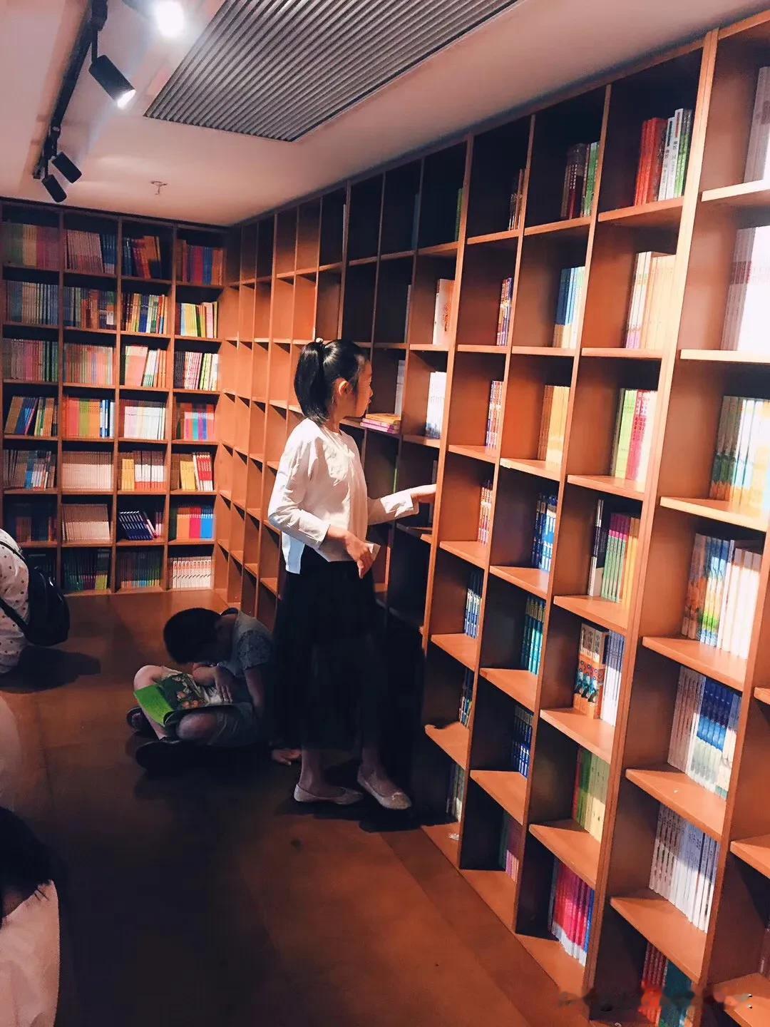 #分享一张你最近随手拍的照片吧#
人生海海，总要允许有人错过你，
才能赶上最好的