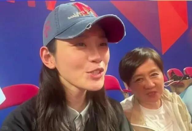 奚梦瑶和婆婆同框看比赛，虽然结婚的时候很多人都说婆家看不起她，可是人家用事实给这