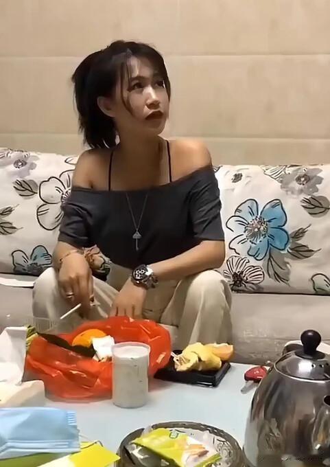 便拿着打火机和烟随便找个地方开始吸烟。非常的熟练。抽烟烟民  抽烟烟民