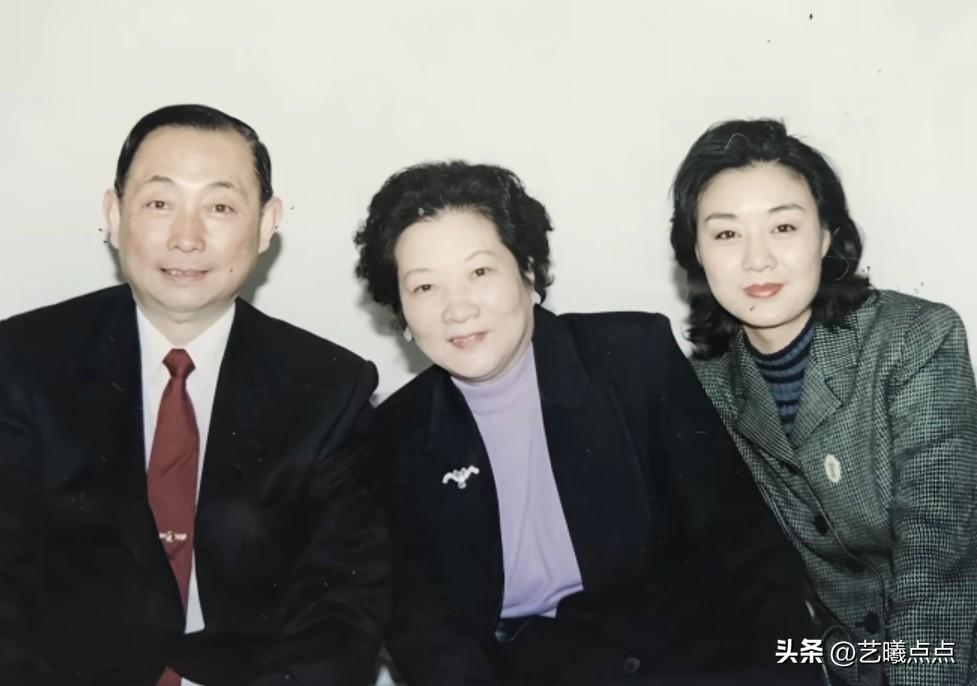 1996年，三位京剧名家同框，左右是梅派青衣梅葆玖、李胜素师徒二人，中间这位清秀