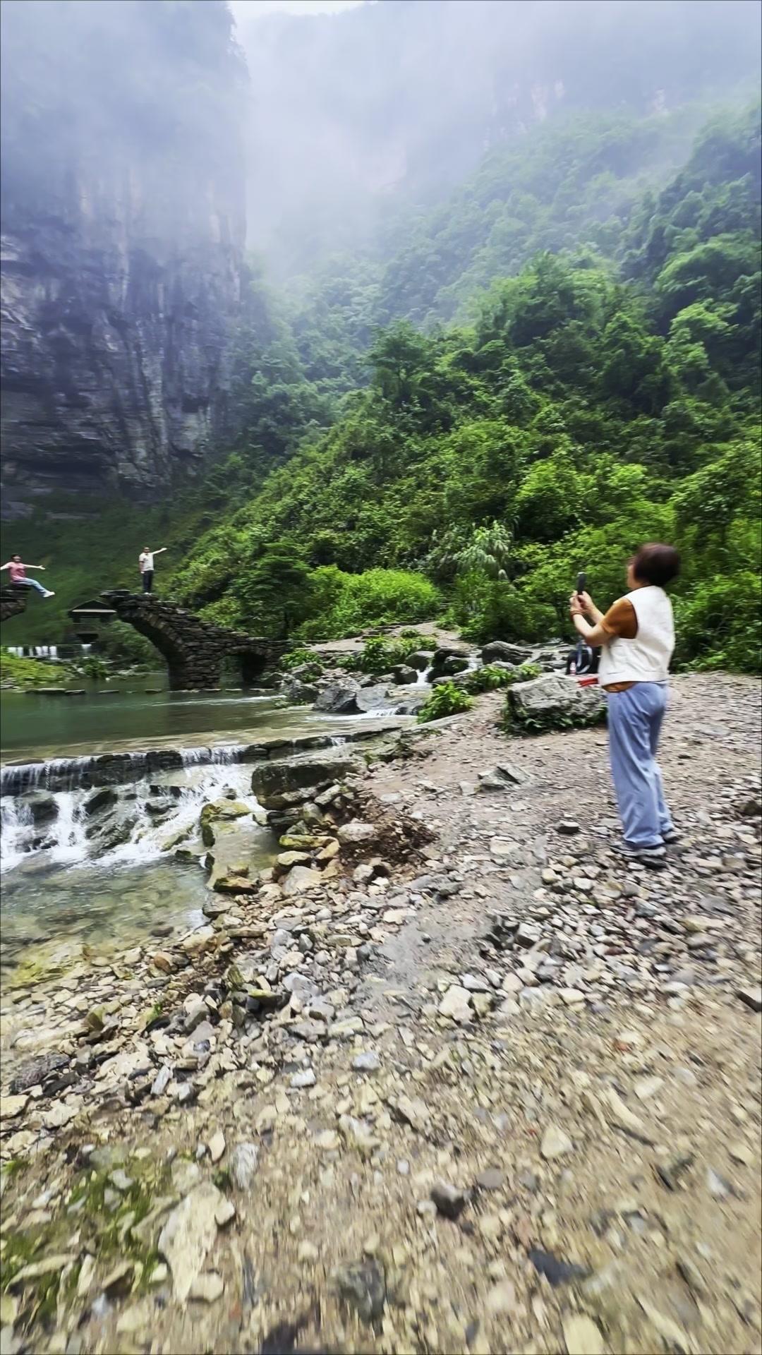 **标题：说走就走的旅程，寻心安**🌿生活被日程填满时，总想来一场逃离。最近在