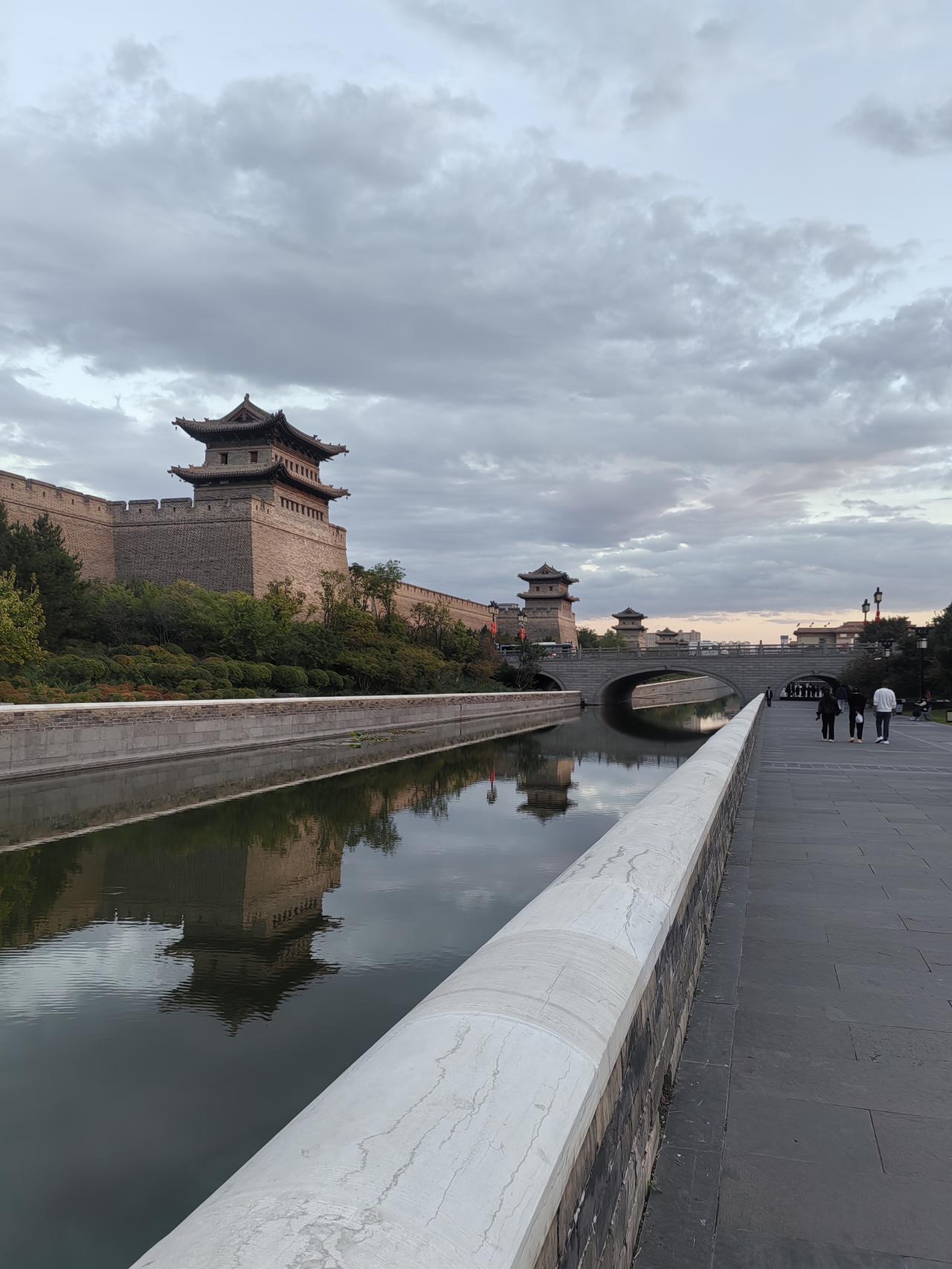 夜游大同古城。
      顺便步行三个半小时，今天吃了人家忻州蒸肉，得把热量消