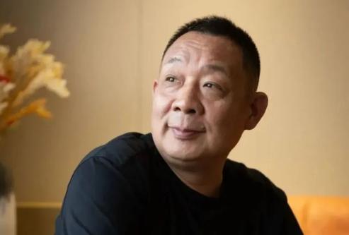 于东来怒批国产企业！卖给美国8000，国内卖12000，收入低的国人，凭什么最贵