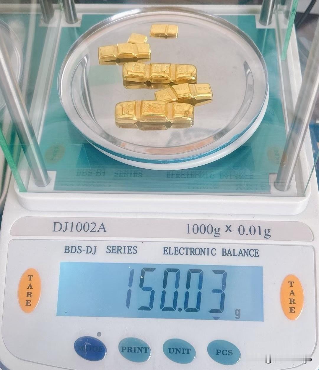 刚刷到上金所的行情，黄金T+D周一晚盘开盘直接跌了0.51%，报933.17元/