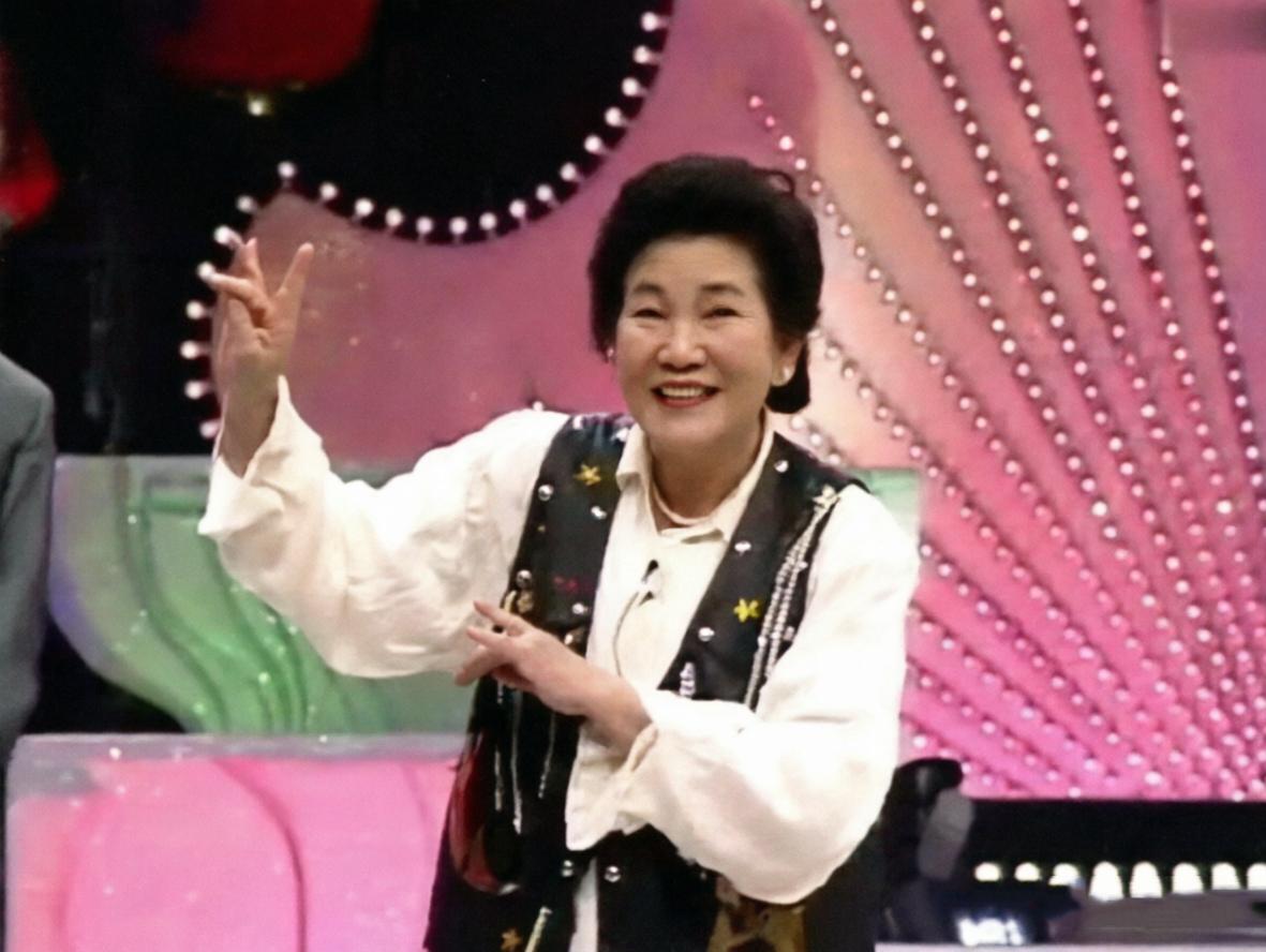 1999年春晚，赵丽蓉单膝跪地，全场笑声雷动。

没人知道，那是肺癌晚期身体撑不