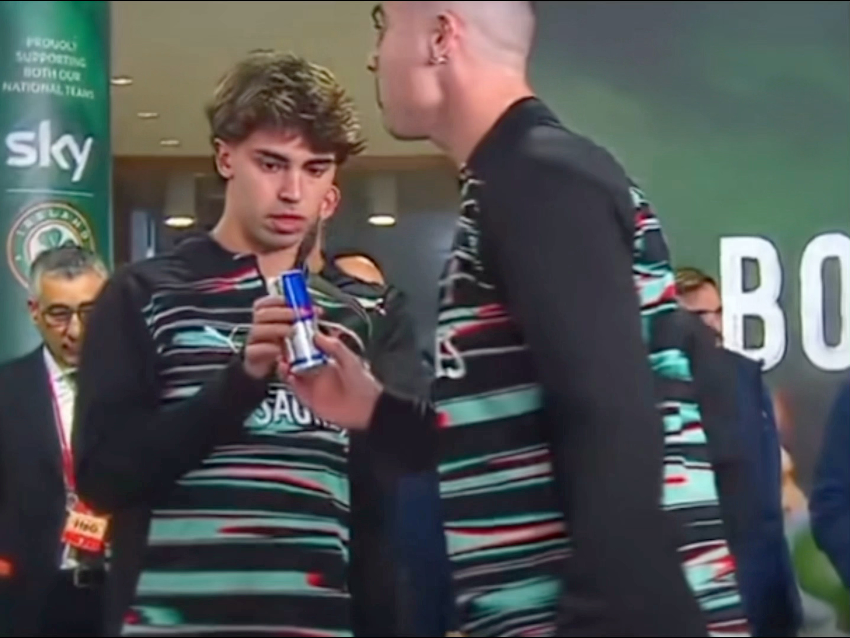 罗菲同喝一罐红牛。。。