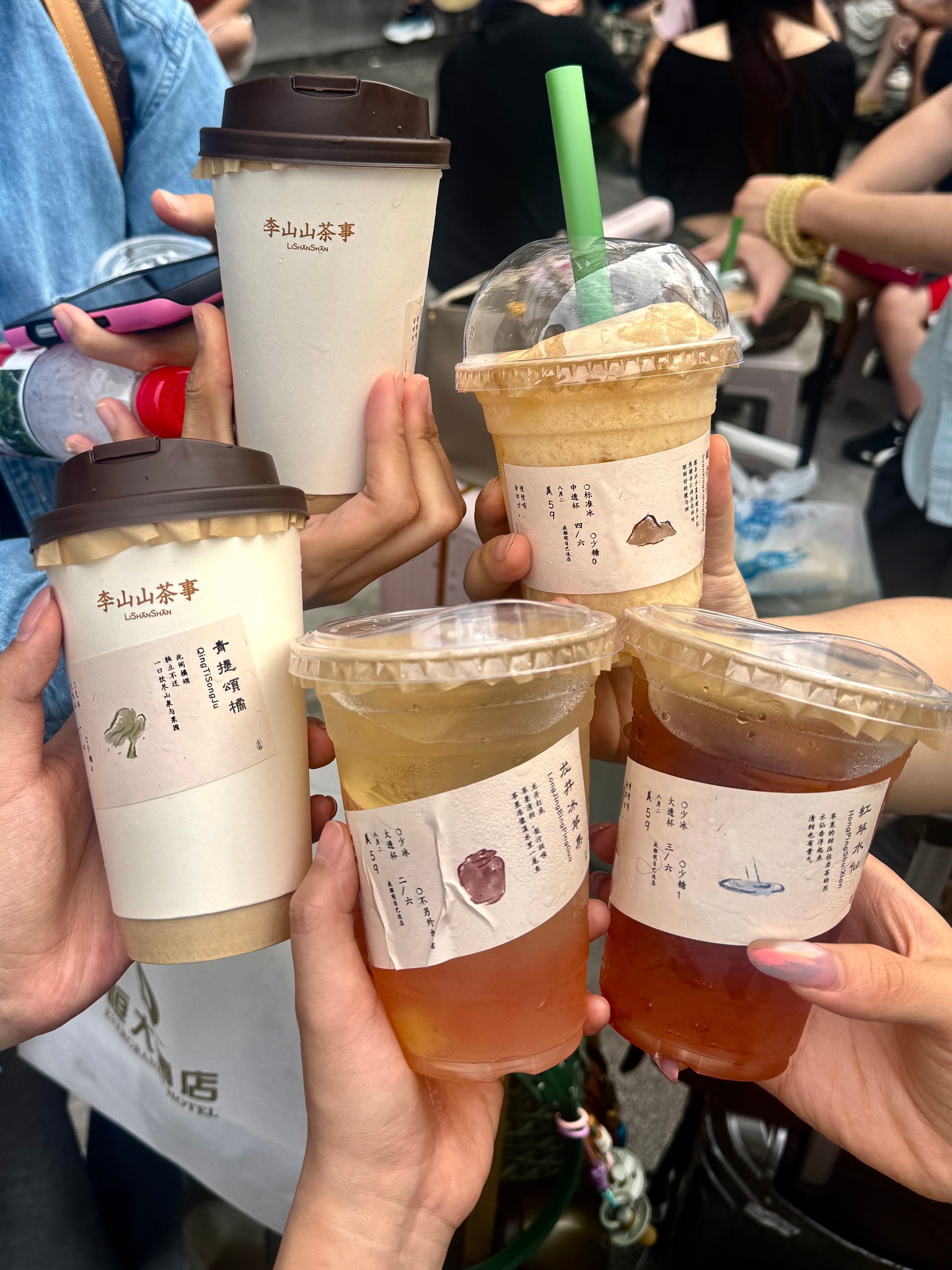 吃完这顿就去机场啦。很爱很爱吃普洱菜，各种香料味我都很喜欢，招牌的臭豆腐煮鱼有点