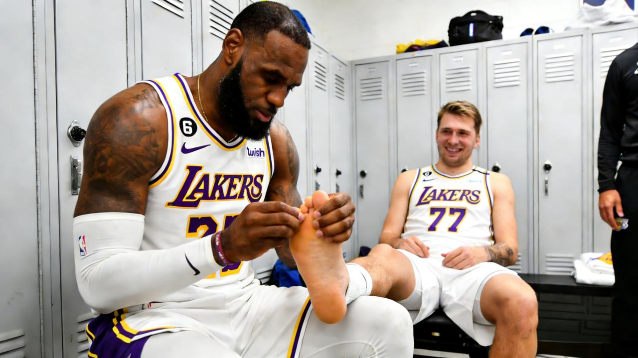 东契奇发布詹姆斯为自己赛后按摩放松的图片并回复湖人黑粉：“这是我加入的最友爱的团