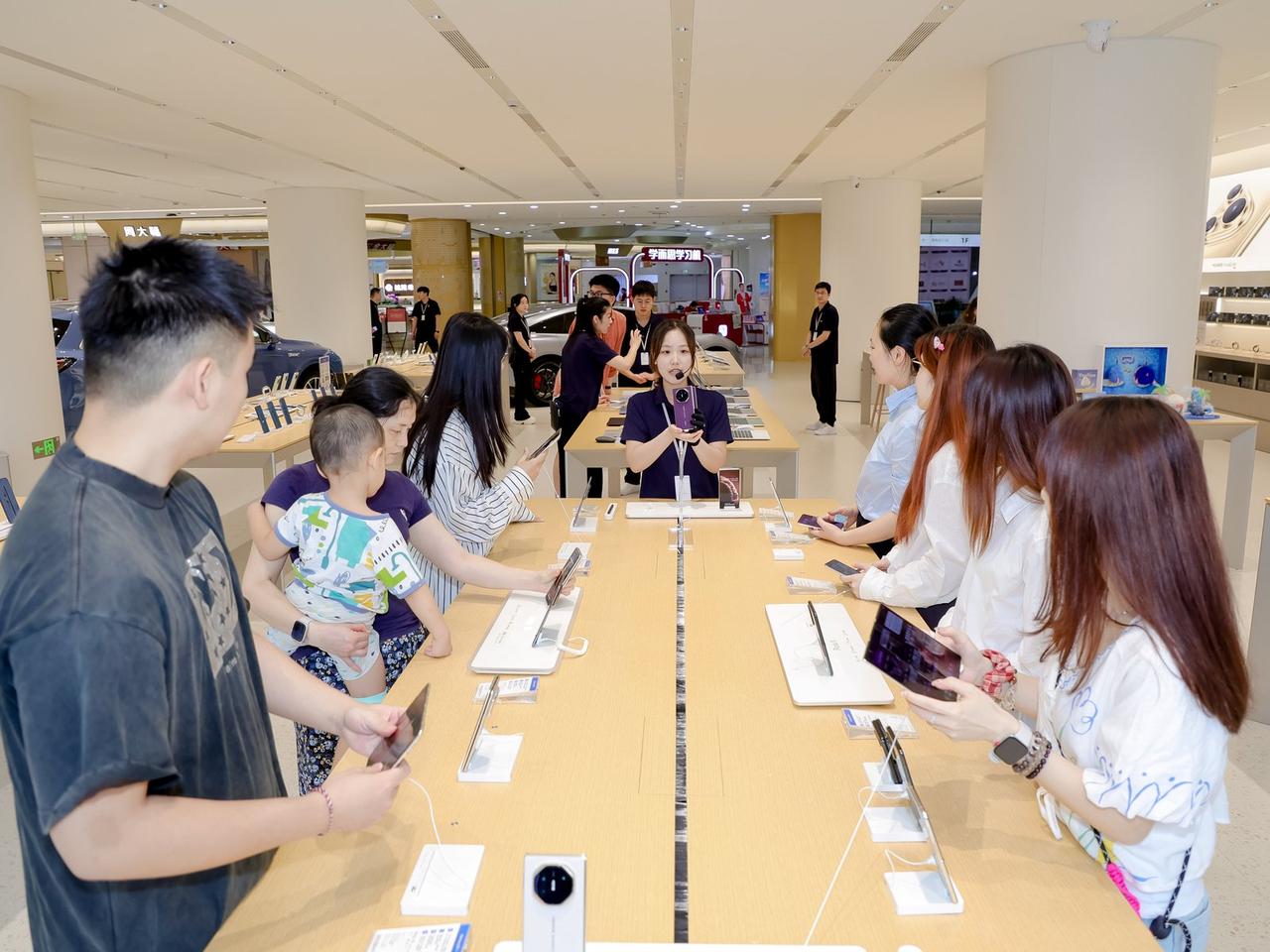 今日，华为Mate XTs 非凡大师正式启动全渠道销售，首销即现“线上秒罄、线下