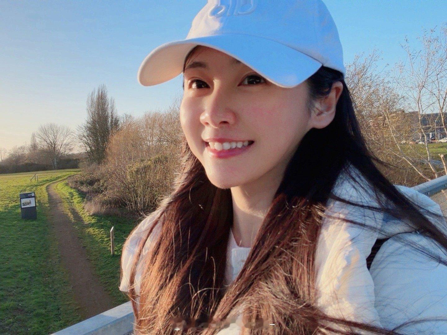 我从早上到现在只吃了一块可颂和一个橙子！而且有超级认真听课