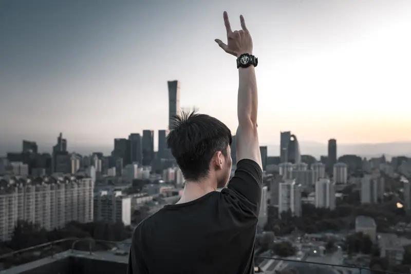 什么样的男人最容易被女人吸引，其实没有固定标准。但踏实、靠谱、懂尊重、有温度的男
