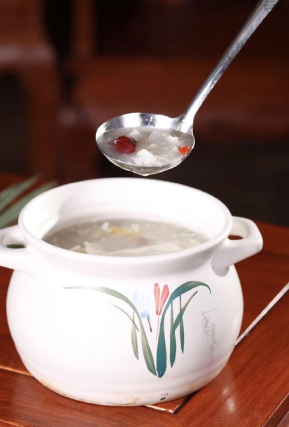 深夜加班回家
婆婆守着
小火慢炖的银耳汤   那一刻我想通了

昨天下班有点晚