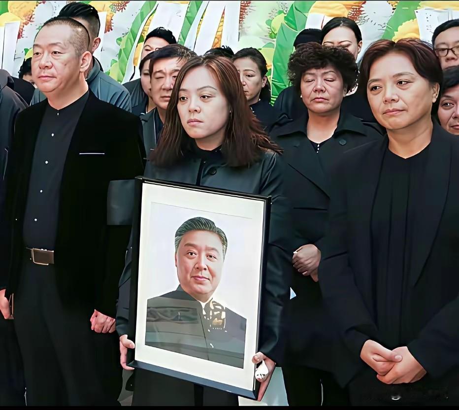 2018年，在师胜杰葬礼上，妻子宋艳神情憔悴落寞，强忍悲痛；女儿紧紧抱着父亲遗像
