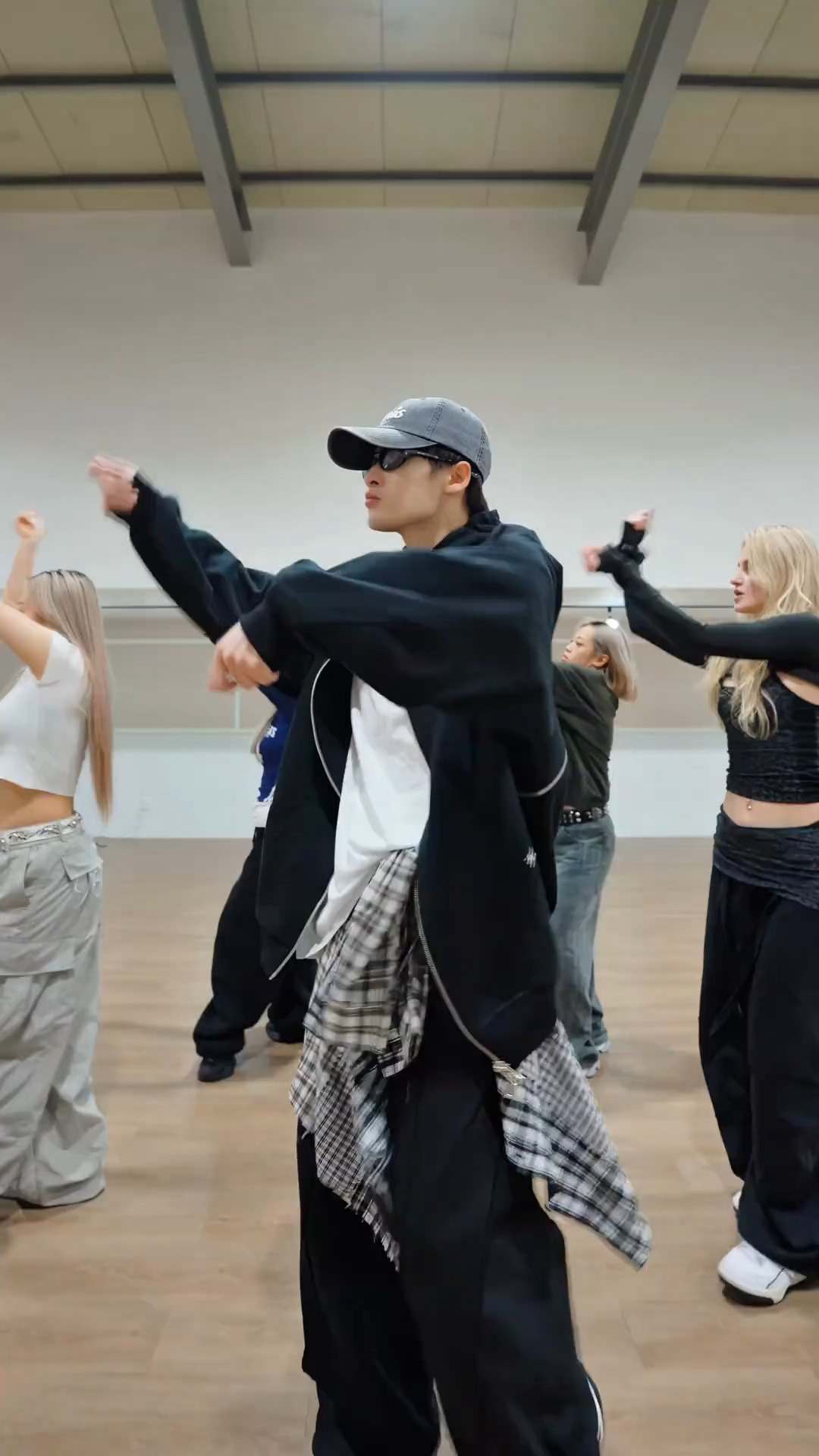 檀健次勾手舞营业.檀健次布置新歌作业 檀健次勾手舞营业 好丝滑的动作好会扭 顶级