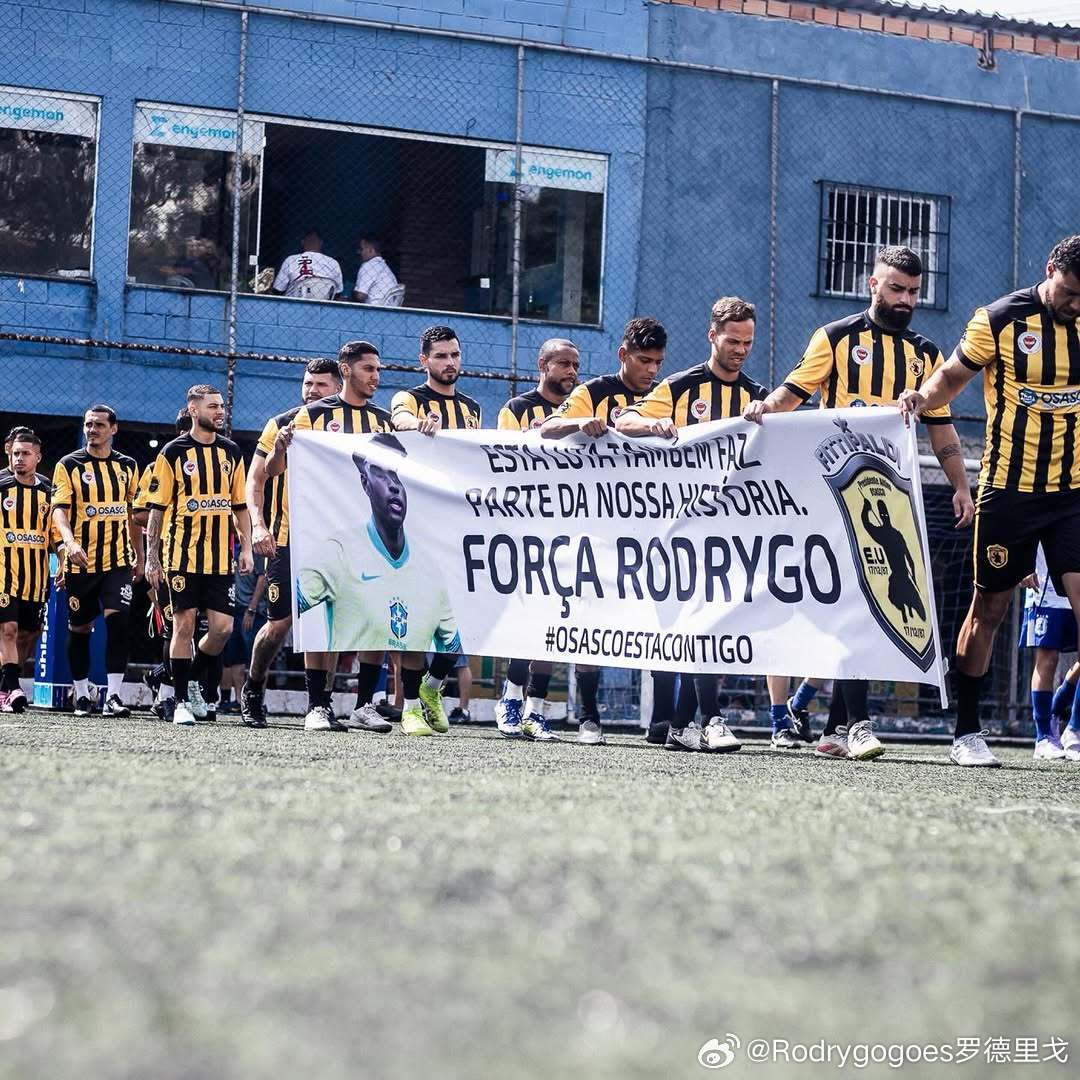 “这场拼搏也是我们历史的一部分。加油罗德里戈！”罗德里戈家乡球队菲蒂帕尔迪为他加