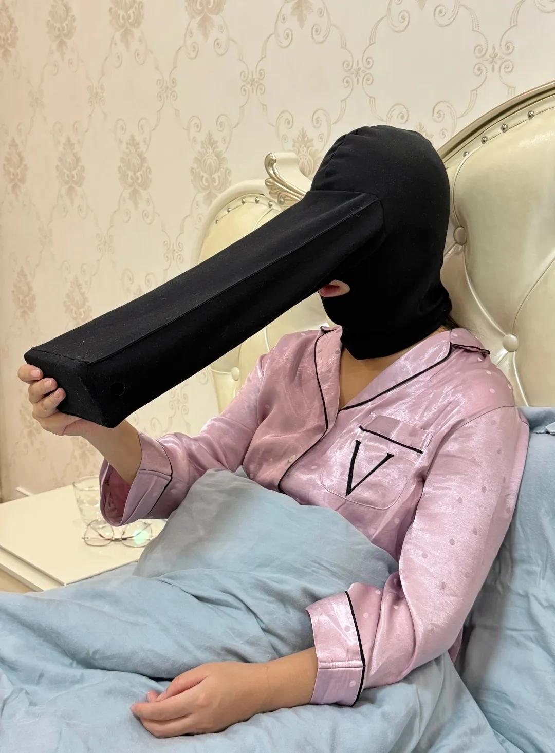 大半夜差点被我老婆吓死……[恐惧]
为了追剧不受影响，她自己做了一个“看剧头套”