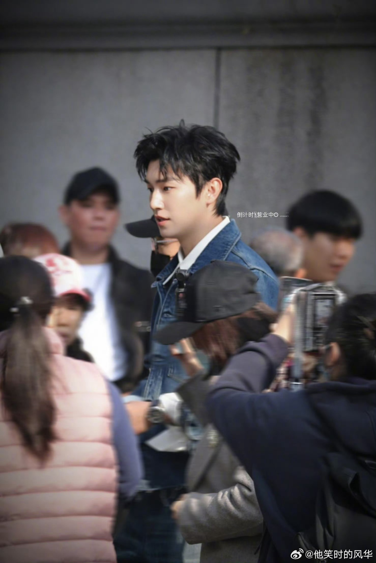 杨旭文男模爆改男大 uno casa展的牛仔look太吸睛！脱了黑西装的他褪去禁