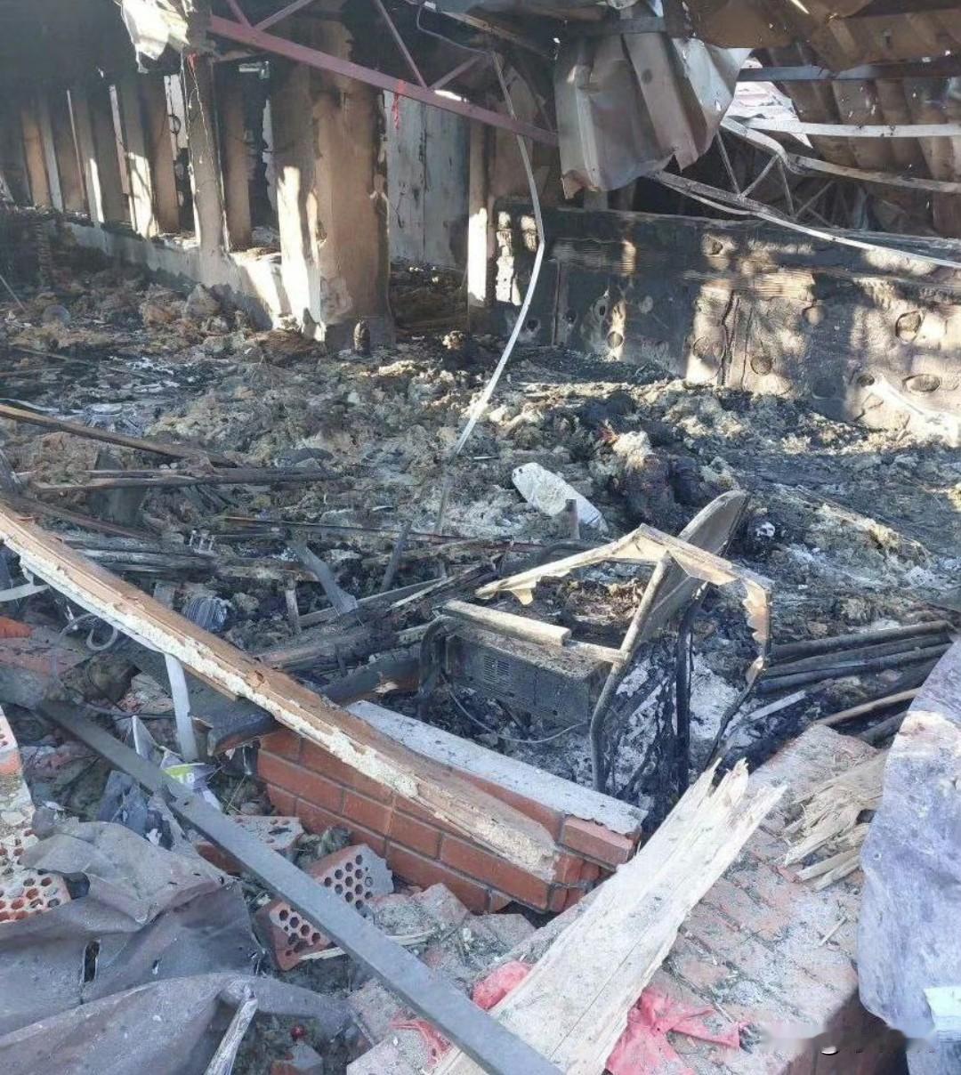 塔斯社消息：

乌克兰无人机袭击了正在庆祝新年的平民聚集地。

赫尔松地区一家咖