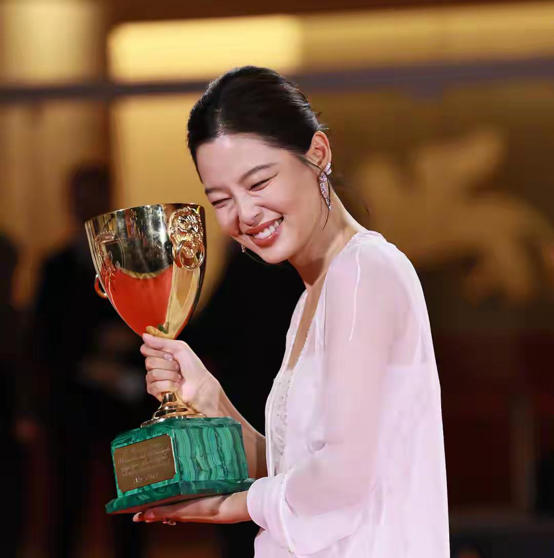 辛芷蕾在威尼斯电影节拿下最佳女演员沃尔皮奖杯，在这个“内娱不行”“大花无以为继”
