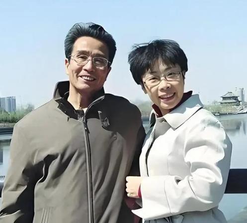 51 岁北大才女蒙曼，没能躲过父亲临终满心牵挂的催婚。老人用尽最后的力气叮嘱：事